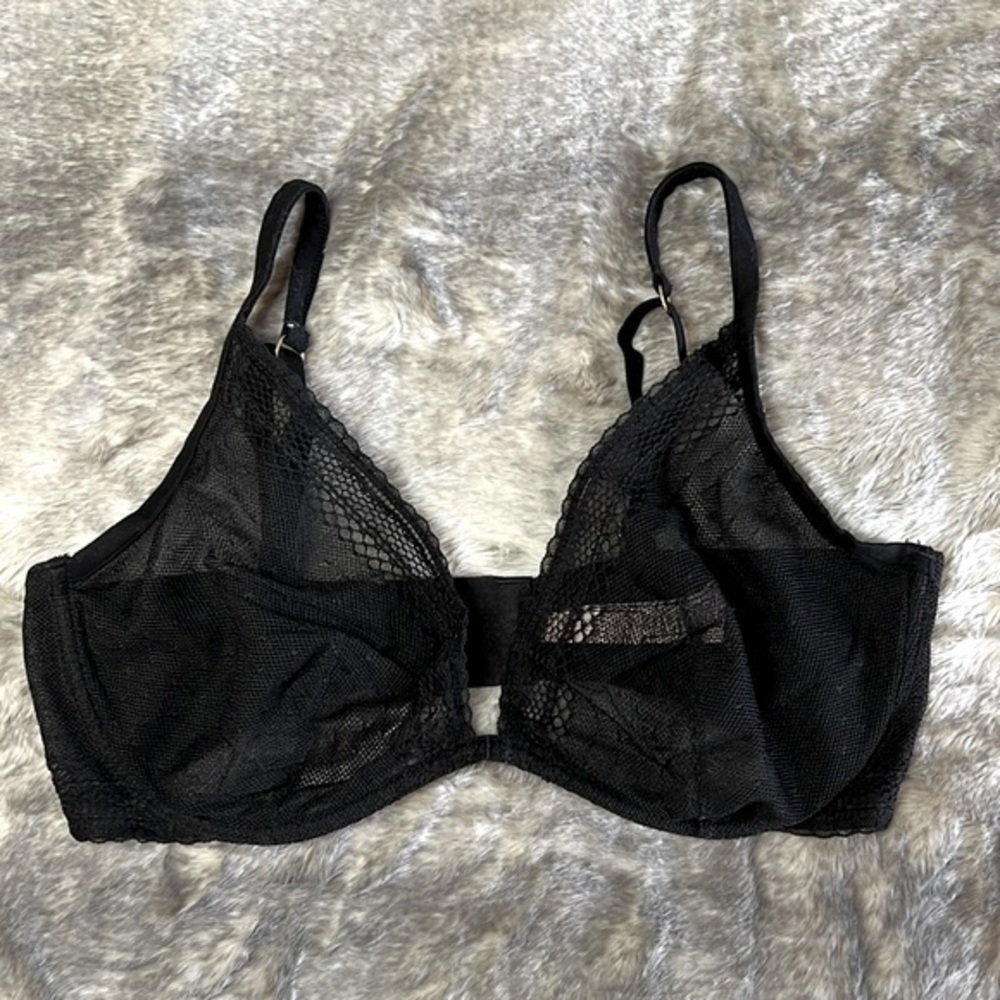 VICTORIA’S SECRET Incredible Unlined Plunge Bra
